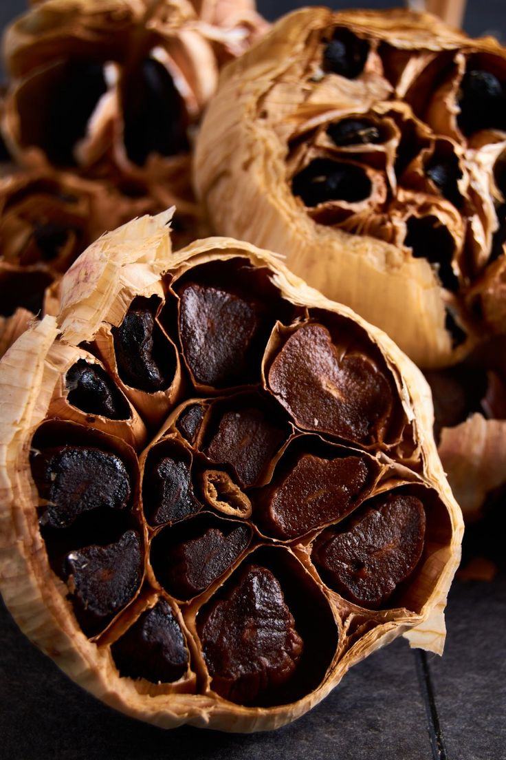 Cabeza de ajo negro abierta, con los dientes madurados